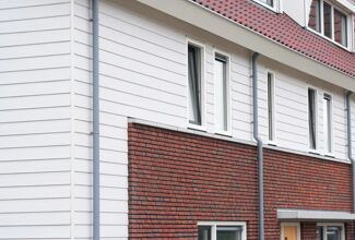 Gevel Novicell wit fijne nerf met rode bakstenen
